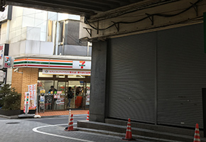 右手にセブンイレブンが見えます