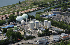 都市ガス製造施設の岩瀬工場では、ＬＮＧ（液化天然ガス）を、外気の熱を利用して気化し、供給しています。