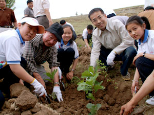 砂漠化が進む内モンゴルの緑を復活しようとの考えから、植物生態学の権威である横浜国立大学名誉教授宮脇昭氏の協力を得ながら、2004年より植樹活動を行っています。